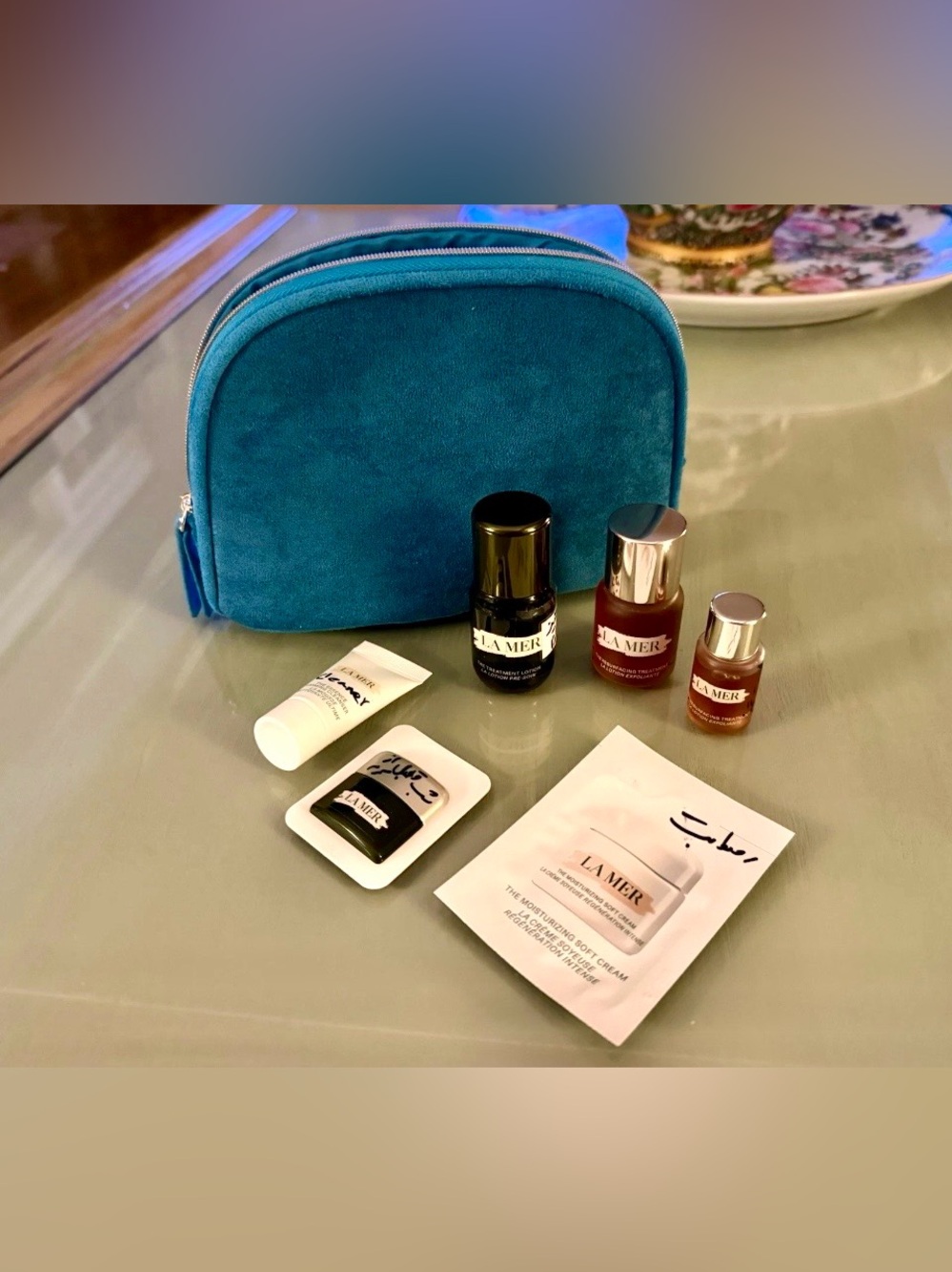 La Mer blue suede’s like bag, including; 6 piece of La Mer travel size skincare